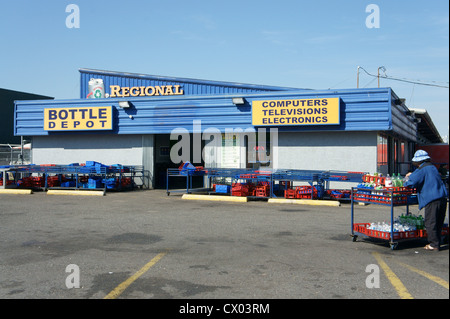 Tri femme bouteilles à un centre de recyclage à Vancouver, Colombie-Britannique, Canada Banque D'Images