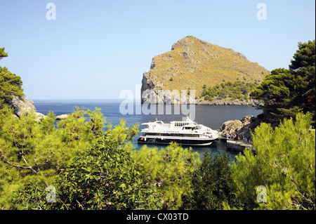 Bateau d'excursion dans La Calobra Bay Banque D'Images