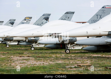 F-16 Fighting Falcon en entreposage au 309e Groupe maintien et la régénération de l'aérospatiale à la base aérienne Davis-Monthan AFB. Banque D'Images