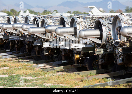Les moteurs à réaction excédentaire dans l'entreposage à l'entretien et la régénération de l'aéronautique 309e groupe à la base aérienne Davis-Monthan Air Force Base. Banque D'Images