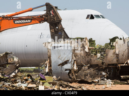 Un C-5 Galaxy est cassé au niveau de l'entretien et la régénération de l'aéronautique 309e (Groupe AMARG) à la base aérienne Davis-Monthan Air Force Base. Banque D'Images