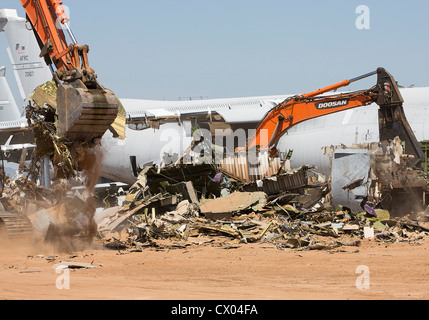 Un C-5 Galaxy est cassé au niveau de l'entretien et la régénération de l'aéronautique 309e (Groupe AMARG) à la base aérienne Davis-Monthan Air Force Base. Banque D'Images