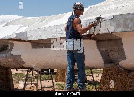 Un travailleur prépare un avions pour le stockage à l'entretien et la régénération de l'aéronautique 309e groupe à la base aérienne Davis-Monthan AFB. Banque D'Images
