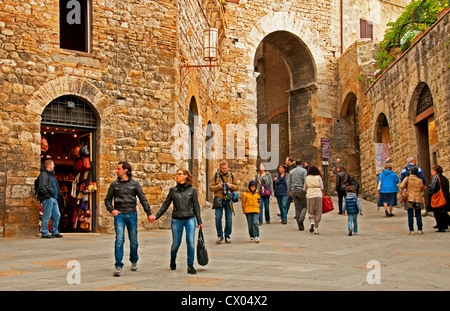 Scène de rue typique dans la ville fortifiée de San Gimignano, Sienne, Toscane, Italie Banque D'Images