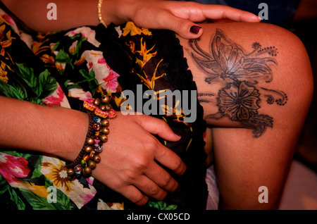 Robe de femme thaïlandaise, bijoux & tattoo, Walking Street, Pattaya, Thaïlande. crédit : Kraig Lieb Banque D'Images