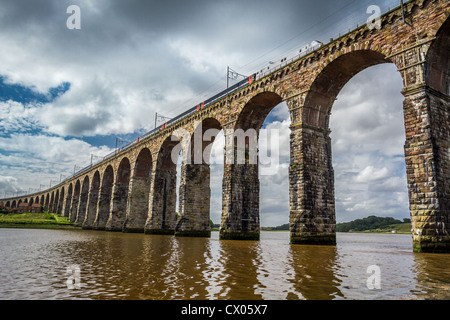 Vue du train en passant par le vieux pont de pierre en Ecosse Banque D'Images
