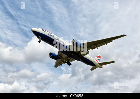 Un Boeing 777 de British Airways en approche finale Banque D'Images