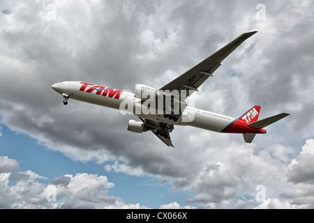 Un Boeing 777 de la compagnie aérienne brésilienne TAM en approche finale Banque D'Images