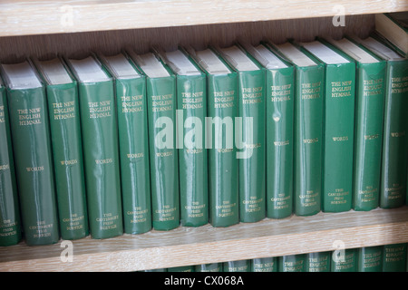 Une étagère de 'The new English Hymnal', un recueil de cantiques publiés en 1986 principalement pour une utilisation dans l'Église d'Angleterre. Banque D'Images