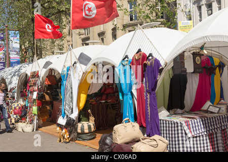 Une ligne de stands qui vendent des vêtements et des accessoires à une promotion du tourisme tunisien de la rue du marché à Manchester en mai 2012. Banque D'Images