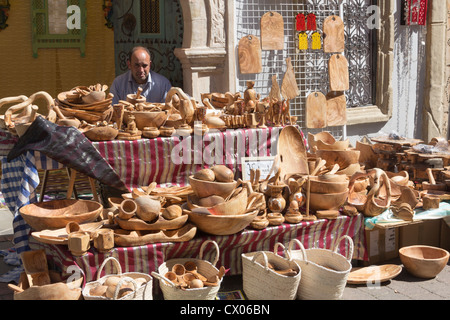 Plats en bois faits à la main sur une arrête sur une promotion du tourisme tunisien de la rue du marché à Manchester en mai 2012. Banque D'Images