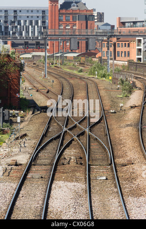 L'approche occidentale de la gare Victoria de Manchester dont un passage dans la voie des ciseaux formation. Banque D'Images