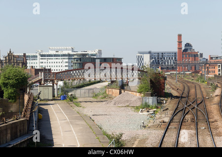 L'approche occidentale de la gare Victoria de Manchester avec l'ancienne station d'échange sur la gauche, maintenant un parking. Banque D'Images