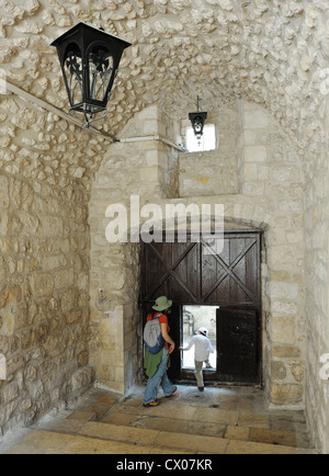 Porte avec une petite porte et lanternes, patio dans la vieille partie de Jérusalem. Banque D'Images