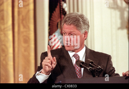 Le président américain Bill Clinton lors de la cérémonie de signature de la Loi de l'enseignement supérieur dans l'East Room de la Maison Blanche le 7 octobre 1998 à Washington, DC. Banque D'Images