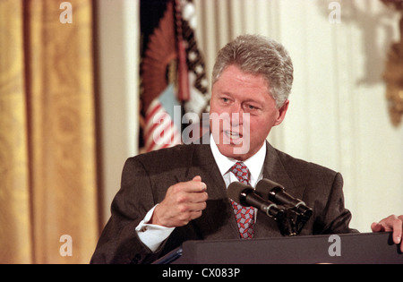 Le président américain Bill Clinton lors de la cérémonie de signature de la Loi de l'enseignement supérieur dans l'East Room de la Maison Blanche le 7 octobre 1998 à Washington, DC. Banque D'Images