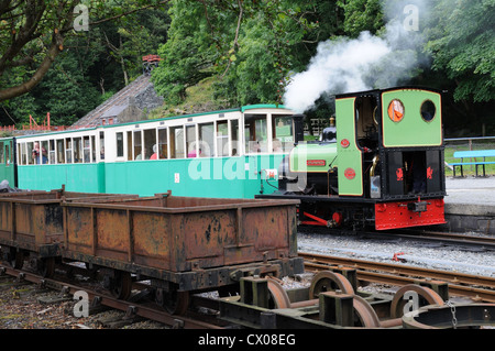 Llanberis Lake Railway train à vapeur Gilfach Ddu Gare Gwynedd au Pays de Galles Cymru UK GO Banque D'Images