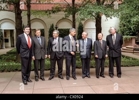 Les ministres des finances du Groupe des Sept nations parlent entre eux qu'ils posent pour une photo de groupe dans la cour à Blair House, 3 octobre 1998 à Washington, DC. De gauche à droite : au Royaume-Uni, le ministre des Finances Gordon Brown, l'Allemand Directeur Général, Ministère des Finances Klaus Regling, Ministre français de l'économie et des finances Dominique Strauss-Kahn, secrétaire américain au Trésor, Robert Rubin, Ministre italien des Finances Carlo Ciampi, ministre japonais des Finances Kiichi Miyazawa et le ministre des Finances du Canada, Paul Martin. Banque D'Images