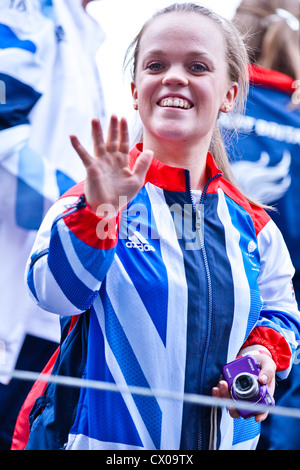 Ellie Simmonds, nageur, médaillé d'or en 2012 à Londres, en agitant à foule pendant notre plus grand défilé de l'équipe Banque D'Images