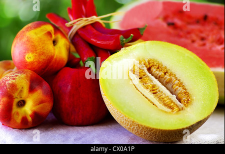 La moitié du melon. Fruits et de chili Banque D'Images