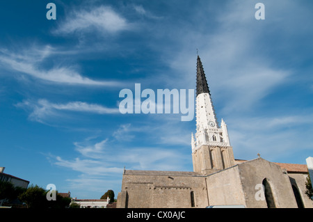 Le noir et blanc clocher de l'église de Saint Etienne sert de seamark à Ars-en-Ré, Île de Ré, Poitou-Charentes, France. Banque D'Images