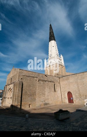 Le noir et blanc clocher de l'église de Saint Etienne sert de seamark à Ars-en-Ré, Île de Ré, Poitou-Charentes, France. Banque D'Images