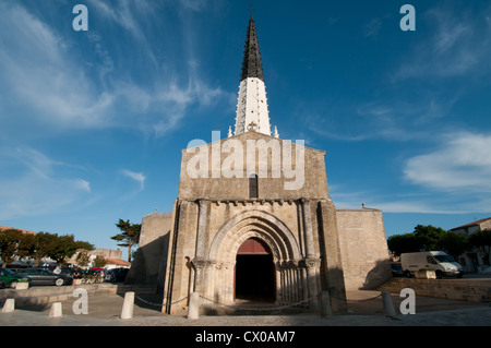 Le noir et blanc clocher de l'église de Saint Etienne sert de seamark à Ars-en-Ré, Île de Ré, Poitou-Charentes, France. Banque D'Images