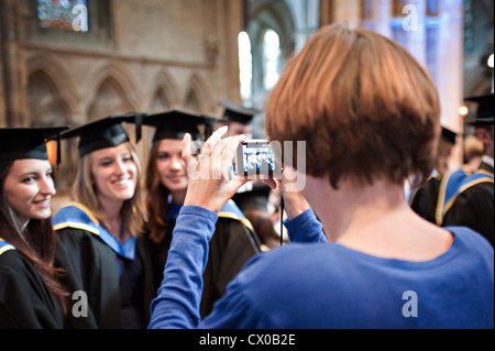 Mère de prendre une photo de sa fille à l'obtention du diplôme Banque D'Images