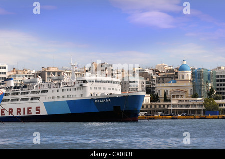 Un traversier pour passagers au port du Pirée à Athènes, Grèce Banque D'Images