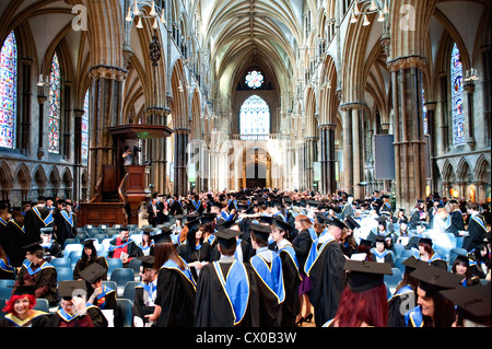 Diplômés les diplômés à la Cathédrale de Lincoln Banque D'Images