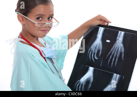 Jeune fille à l'hôpital des gommages corporels l'examen d'une x ray Banque D'Images