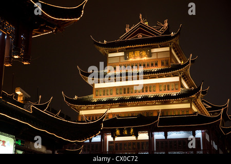 Les bâtiments illuminés de la vieille ville dans le centre de Shanghai. Nanshi, Shanghai, Chine Banque D'Images