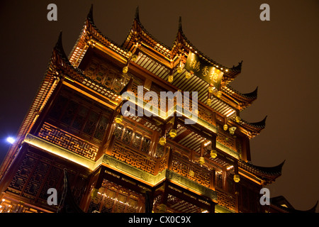Les bâtiments traditionnels éclairée de nuit dans le vieux centre-ville de la ville, Nanshi, Shanghai, Chine Banque D'Images
