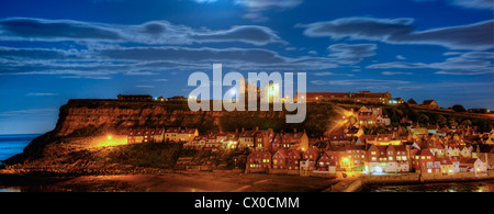 Vue nocturne de la ville et l'abbaye de Whitby, dans le Yorkshire, UK Banque D'Images