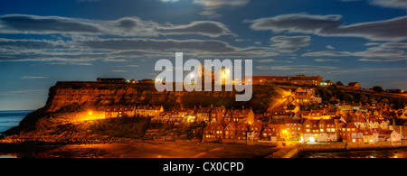 Vue nocturne de la ville et l'abbaye de Whitby, dans le Yorkshire, UK Banque D'Images