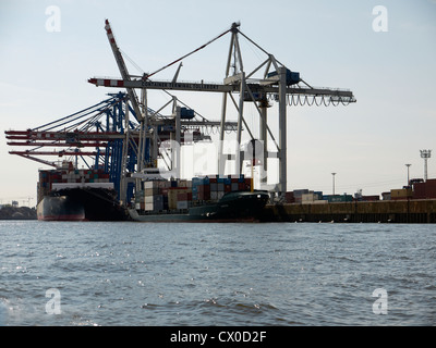 Les porte-conteneurs dans le port de Hambourg, Hambourg, Allemagne Banque D'Images