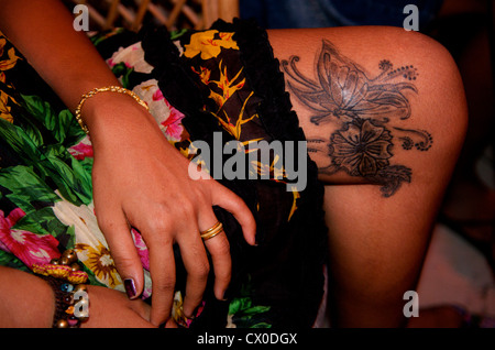 Close up of Thai robe de femme, bijoux & tattoo, Walking Street, Pattaya, Thaïlande. crédit : Kraig Lieb Banque D'Images