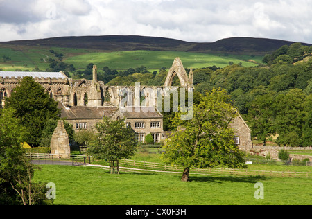 Prieuré et église paroissiale ruinée en vallée, Bolton Abbey, Wharfedale, Yorkshire Dales, North Yorkshire, England, UK Banque D'Images