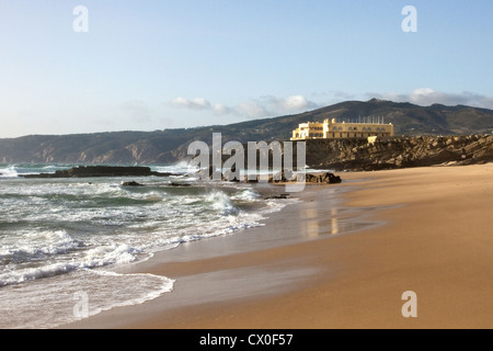 Praia da Cresmina avec Fortaleza do Guincho (vieux fort - maintenant un hôtel) (et au-delà de la plage de Guincho, Cascais), Côte de Lisbonne, Portugal Banque D'Images