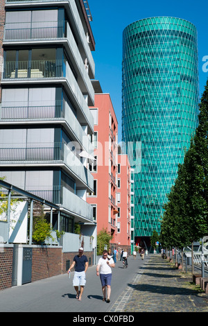 Les immeubles à appartements au quartier résidentiel moderne de Westhafen et bien d'entreprise mise à côté de Harbour à Francfort Banque D'Images