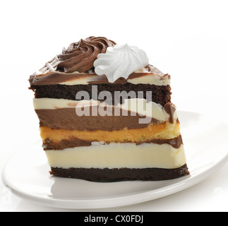 Gâteau au chocolat blanc et noir sur fond blanc Banque D'Images