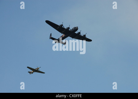 La Battle of Britain Memorial Flight bombardier Lancaster et Spitfire au-dessus de la port de Dartmouth, Devon Régate royale Banque D'Images