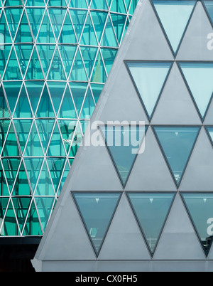 Détail d'immeubles de bureaux au quartier résidentiel moderne de Westhafen et bien d'entreprise le développement dans Francfort Allemagne Banque D'Images