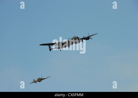 La Battle of Britain Memorial Flight bombardier Lancaster et Spitfire au-dessus de la port de Dartmouth, Devon Régate royale Banque D'Images