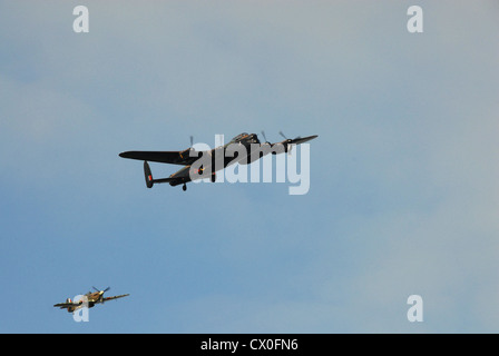 La Battle of Britain Memorial Flight bombardier Lancaster et Spitfire au-dessus de la port de Dartmouth, Devon Régate royale Banque D'Images