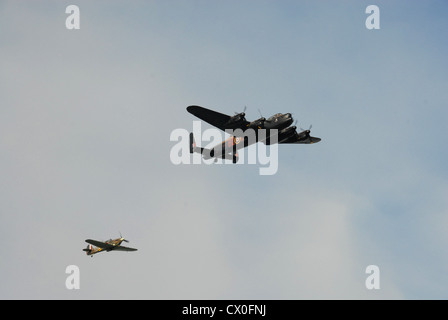 La Battle of Britain Memorial Flight bombardier Lancaster et Spitfire au-dessus de la port de Dartmouth, Devon Régate royale Banque D'Images