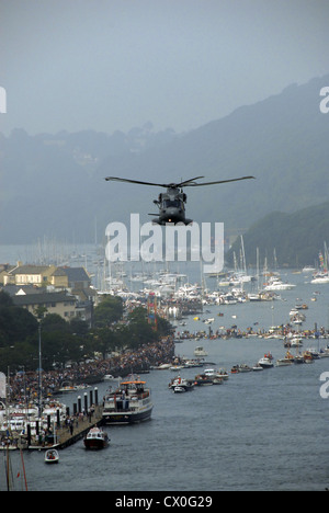 Un hélicoptère Sea King de la Royal Navy effectue un affichage pour la régate Dartmouth, Devon Banque D'Images