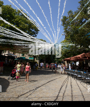 Bunting suspendus dans les rues de Canyamel Majorque (Mallorca) pour un festival. Banque D'Images