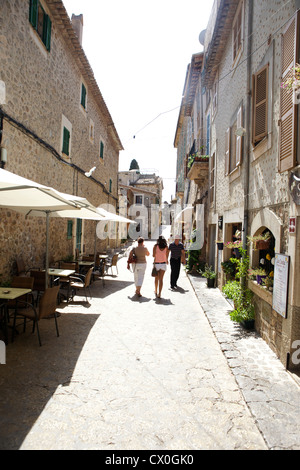 Bunting suspendus dans les rues de Canyamel Majorque (Mallorca) pour un festival. Banque D'Images