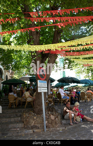 Bunting suspendus dans les rues de Canyamel Majorque (Mallorca) pour un festival. Banque D'Images